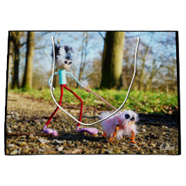 Bolsa De Regalo Grande Fubby die zijn hondje uitlaat.