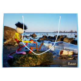 Bolsa De Regalo Grande Fubby met flessenpost aan de kust.