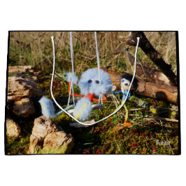 Bolsa De Regalo Grande Fubby monster op de schommel.