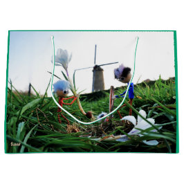 Bolsa De Regalo Grande Fubby's bij een molen planten een krokus bol.