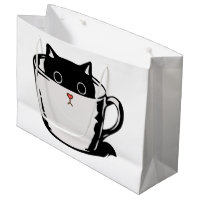 Gatito negro con nariz roja escondido en una taza