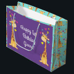 Bolsa De Regalo Grande Giraffe Kids Birthday Fiesta Cute<br><div class="desc">¡Esta adorable jirafa está aquí para el cumpleaños de su hijo! ¡Funciona bien para una fiesta de primer cumpleaños de niños lindos, un fiesta de zoológico o sólo un niño que ama las jirafas a cualquier edad! ¡El adorable bebé animal está usando un pequeño gorra fiesta para ayudar a celebrar!...</div>