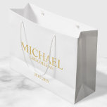 Bolsa De Regalo Grande Groomsman clásico personalizado en blanco y oro<br><div class="desc">Regalos clásicos personalizados de Groomsman con el nombre, título y fecha boda personalizados del groomsman en un estilo de letra clásico del serif de oro. También perfecto para el Mejor Hombre, Padre de la Novia y más. Nota: Los detalles del Relieve metalizado se simulan en la obra de arte. Este...</div>