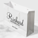 Bolsa De Regalo Grande Groomsman personalizado con guión moderno<br><div class="desc">Regalos personalizados de Groomsman con el nombre personalizado del groomsman en un estilo de letra negro moderno con el título y la fecha boda en un estilo de letra sans serif moderno. También perfecto para el mejor hombre, padre de la novia, dama de honor, madre de la novia y más....</div>
