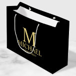 Bolsa De Regalo Grande Groomsman personalizado de color negro y oro moder<br><div class="desc">Regalos Groomsman personalizados modernos con monograma personalizado, nombre y título del groomsman en estilo de letra clásico de oro serif sobre fondo negro. También perfecto para el mejor hombre, padre de la novia, portador de anillo y más. Nota: Los detalles del Relieve metalizado se simulan en la obra de arte....</div>