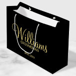 Bolsa De Regalo Grande Groomsman personalizado de color negro y oro moder<br><div class="desc">Regalos Groomsman personalizados modernos en negro y oro con el nombre de un groomman personalizado en estilo de letra de escritura moderna en oro con título y fecha boda en modernos sans serif estilo de fuente sobre fondo negro. También perfecto para el mejor hombre, padre de la novia, dama de...</div>
