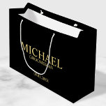 Bolsa De Regalo Grande Groomsman personalizado de color negro y oro moder<br><div class="desc">Regalos Groomsman personalizados modernos con el nombre, el título y la fecha boda del timonel del timonel en un estilo de letra serif clásico de oro sobre fondo negro. También perfecto para el mejor hombre, padre de la novia, portador de anillo y más. Nota: Los detalles del Relieve metalizado se...</div>