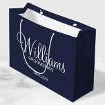Bolsa De Regalo Grande Groomsman personalizado de la Marina Azul moderna<br><div class="desc">Regalos personalizados de Groomsman con el nombre personalizado del groomsman en un estilo de letra blanco moderno con el título y la fecha boda en un estilo de letra sans serif moderno con fondo azul marino. También perfecto para el mejor hombre, padre de la novia, dama de honor, madre de...</div>