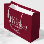 Bolsa De Regalo Grande Groomsman personalizado de la raza borgoñona moder<br><div class="desc">Regalos personalizados de Groomsman con el nombre personalizado del groomsman en un estilo de letra blanco moderno con el título y la fecha boda en modernos sans serif con el estilo de letra en rojo burdeos. También perfecto para el mejor hombre, padre de la novia, dama de honor, madre de...</div>