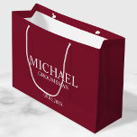 Bolsa De Regalo Grande Groomsman personalizado de la raza borgoñona moder<br><div class="desc">Regalos Groomsman personalizados modernos con el nombre,  el título y la fecha boda de un groomman personalizado en un estilo de letra serif clásico blanco sobre fondo rojo burdeos. También perfecto para el mejor hombre,  padre de la novia,  portador de anillo y más.</div>