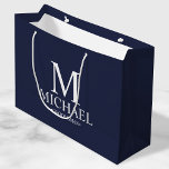 Bolsa De Regalo Grande Groomsman personalizado en blanco y azul de la Mar<br><div class="desc">Regalos Groomsman personalizados modernos con monograma personalizado,  nombre y título del groomsman en blanco clásico estilo de letra serif sobre fondo azul marino. También perfecto para el mejor hombre,  padre de la novia,  portador de anillo y más.</div>