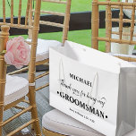 Bolsa De Regalo Grande Groomsman personalizado en blanco y negro gracias<br><div class="desc">Bolsa de regalo personalizada para el groomsman con una paleta de color blanco y negro. La plantilla de nombres está preparada para que añada el nombre del novio, así como los nombres de la novia y del boda. La frase de agradecimiento dice "Gracias por ser mi groomsman" en una mezcla...</div>