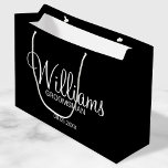 Bolsa De Regalo Grande Groomsman personalizado en blanco y negro moderno<br><div class="desc">Regalos Groomsman personalizados modernos en blanco y negro con el nombre de un groomman personalizado en un estilo de letra de escritura moderno y blanco con título y fecha boda en modernos sans serif estilo de fuente sobre fondo negro. También perfecto para el mejor hombre, padre de la novia, dama...</div>
