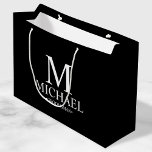 Bolsa De Regalo Grande Groomsman personalizado en blanco y negro moderno<br><div class="desc">Regalos Groomsman personalizados modernos con monograma personalizado,  nombre y título del groomsman en blanco clásico estilo de letra serif sobre fondo negro. También perfecto para el mejor hombre,  padre de la novia,  portador de anillo y más.</div>