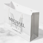Bolsa De Regalo Grande Groomsmen Masculino Blanco Personalizado<br><div class="desc">Añada un toque personal a su boda con una bolsa de regalo personalizada para los padrinos. Este saco de regalo presenta el nombre personalizado del groomsman con título y fecha boda en gris claro y monograma en gris claro como fondo, en estilo clásico serif, sobre fondo blanco. También perfecto para...</div>
