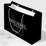 Bolsa De Regalo Grande Groomsmen Masculino Negro Personalizado<br><div class="desc">Añada un toque personal a su boda con una bolsa de regalo personalizada para los padrinos. Este bolso de regalo presenta el nombre personalizado del groomsman con título y fecha boda en blanco y monograma en gris como fondo, en estilo clásico serif, sobre fondo negro. También perfecto para el mejor...</div>