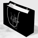 Bolsa De Regalo Grande Groomsmen personalizado de escritura moderna negra<br><div class="desc">Moderno Minimalista Personalizado Monograma y Regalos de nombres Este diseño presenta un nombre personalizado en blanco y moderno estilo de letra de escritura a mano y monograma en gris moderno sans serif estilo de fuente como fondo, con detalles bodas en blanco moderno sans serif estilo de fuente, en negro fondo....</div>