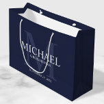 Bolsa De Regalo Grande Groomsmen personalizados de la Marina Náutica Azul<br><div class="desc">Añada un toque personal a su boda con una bolsa de regalo personalizada para los padrinos. Este saco de regalo presenta el nombre personalizado del groomsman con título y fecha boda en blanco y monograma en azul marino claro como fondo, en estilo serif clásico, sobre fondo azul marino. También perfecto...</div>