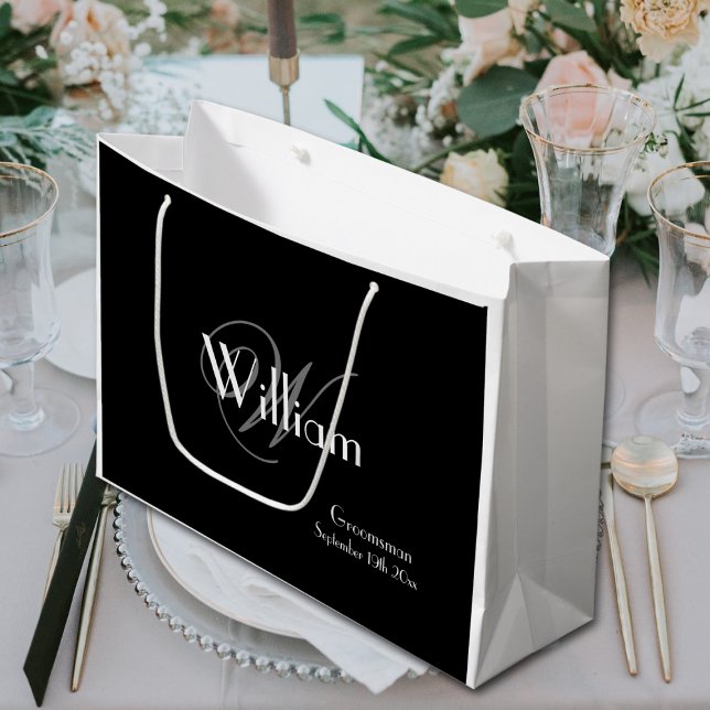 Bolsa De Regalo Grande Guión de regalo Groomsman Monograma Nombre Moda Ne (Groomsman Monogram with Name and Elegant Script Black Large Gift Bag.)