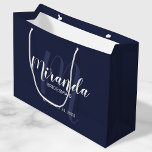 Bolsa De Regalo Grande Guión moderno Personalizado Bridesmaids Marina Azu<br><div class="desc">Bolsa de regalo para damas de honor personalizada que incluye el nombre de la dama de honor en blanco estilo de letra de escritura moderno y monograma en azul marino claro estilo de letra moderno estilo de escritura como fondo con título y fecha boda en blanco moderno sans serif estilo...</div>