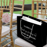 Bolsa De Regalo Grande La empleada doméstica de honor Black White gracias<br><div class="desc">Bolsa personalizada de regalo de honor con una paleta de color blanco y negro. La plantilla de nombres está preparada para que usted añada el nombre de la criada de honor, así como el nombre de la novia y del novio y la fecha del boda. La frase de agradecimiento dice...</div>