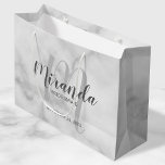 Bolsa De Regalo Grande Mármol blanco personalizado de la dama de honor co<br><div class="desc">Bolsa de regalo para damas de honor personalizada que incluye el nombre de la dama de honor en estilo de letra de escritura gris moderno y monograma con estilo de letra de escritura gris claro moderno como fondo con título y fecha boda en sans modernos grises estilo de fuente serif...</div>