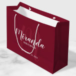 Bolsa De Regalo Grande Moderna escritura personalizada Bridesmaid Borgoña<br><div class="desc">Bolsa de regalo para damas de honor personalizada que incluye el nombre de la dama de honor en blanco estilo de letra de escritura moderno y monograma con un estilo de letra rojo burdeos claro estilo de escritura moderno como fondo con título y fecha boda en sans modernos blancos estilo...</div>