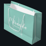 Bolsa De Regalo Grande Moderna escritura personalizada Bridesmaid Mint Gr<br><div class="desc">Bolsa de regalo para damas de honor personalizada que incluye el nombre de la dama de honor en blanco estilo de letra de escritura moderno y monograma en color verde claro estilo de letra de escritura moderno como fondo con título y fecha boda en blanco moderno sans serif estilo de...</div>