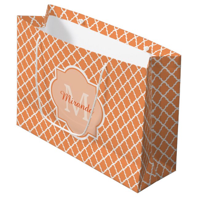 Bolsa De Regalo Grande Monograma anaranjado elegante de Quatrefoil con (Angulo Anverso)