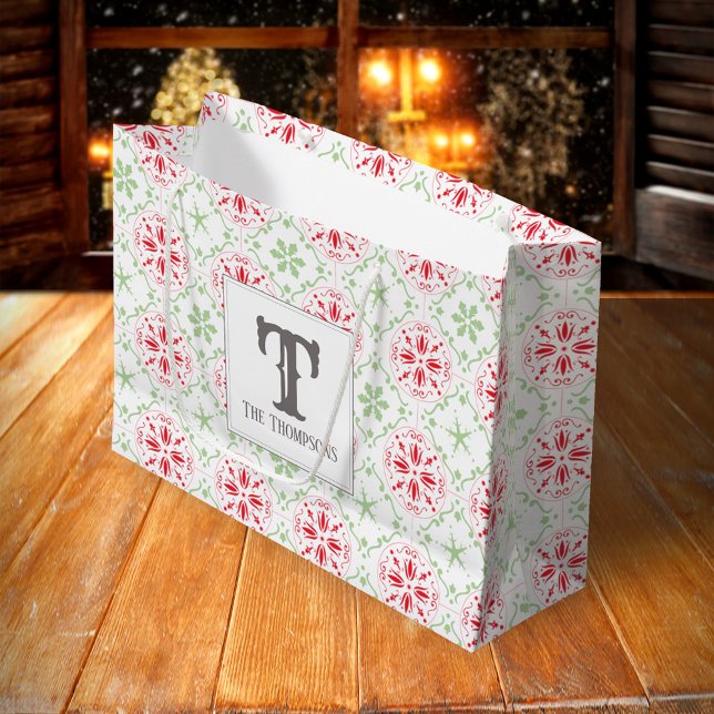 Bolsa De Regalo Grande Monograma de copo de nieve del monograma verde roj (Holiday red and green snowflake pattern large gift bag,)