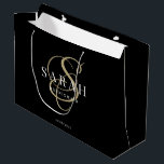Bolsa De Regalo Grande Monograma de oro negro dama de honor personalizada<br><div class="desc">Esta bolsa de regalo personalizada para la dama de honor negra incluye el nombre de la dama de honor,  un monograma de caligrafía en color oro y fecha boda. Cambie el fondo y los colores de las fuentes fácilmente si lo desea.</div>