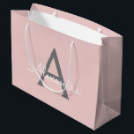 Bolsa De Regalo Grande Monograma de Rubor Gris rosa moderno con guión de<br><div class="desc">Bolsa de regalo de nombres de monograma de escritura simple rosa y gris Rubor. Esto hace que el dulce perfecto cumpleaños 16, boda, ducha de novia, aniversario, ducha de bebé o bolso de regalo de la fiesta de soltera para alguien que ama el lujo glam y los estilos de moda....</div>