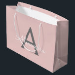 Bolsa De Regalo Grande Monograma de Rubor Gris rosa moderno con guión de<br><div class="desc">Bolsa de regalo de nombres de monograma de escritura simple rosa y gris Rubor. Esto hace que el dulce perfecto cumpleaños 16, boda, ducha de novia, aniversario, ducha de bebé o bolso de regalo de la fiesta de soltera para alguien que ama el lujo glam y los estilos de moda....</div>