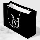 Bolsa De Regalo Grande Monograma y nombre clásicos de los Groomsmen perso<br><div class="desc">Clásicos regalos personalizados de Groomsmen con monograma,  nombre y título personalizados de groomsman en estilo de fuente clásico blanco serif sobre fondo negro. También perfecto para el mejor hombre,  padre de la novia y más.</div>