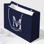 Bolsa De Regalo Grande Monograma y nombre clásicos de los Groomsmen perso<br><div class="desc">Clásicos Regalos de Groomsmen Personalizados con monograma,  nombre y título personalizados del groomsman en blanco clásico estilo de letra serif sobre fondo azul marino. También perfecto para el mejor hombre,  padre de la novia y más.</div>