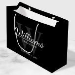 Bolsa De Regalo Grande Monograma y nombre de Groomsmen con guión personal<br><div class="desc">Añada un toque personal a su boda con una bolsa de regalo personalizada para los padrinos. Esta bolsa de regalo presenta el nombre del groomsman personalizado en estilo de letra de guión clásico blanco con detalles bodas en estilo de letra serif clásico blanco y monograma en estilo de fuente serif...</div>