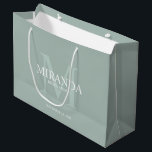 Bolsa De Regalo Grande Monograma y nombre de la dama de honor personaliza<br><div class="desc">Añada un toque personal a su boda con el monograma y el regalo de nombre de la dama de honor. Este diseño presenta el nombre personalizado de la dama de honor con título y fecha boda en blanco y monograma en verde sabio como fondo, en estilo clásico serif, sobre fondo...</div>