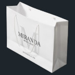 Bolsa De Regalo Grande Monograma y nombre de la dama de honor personaliza<br><div class="desc">Añada un toque personal a su boda con el monograma y el regalo de nombre de la dama de honor. Este diseño presenta el nombre personalizado de la dama de honor con título y fecha boda en gris y monograma en gris claro como fondo, en estilo clásico de tipo de...</div>