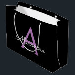 Bolsa De Regalo Grande Morado Black Script Girly Monograma Nombre<br><div class="desc">Bolsa de regalo de Monograma de Guión Simple Negro y Púrpura. Esto hace que el dulce perfecto cumpleaños 16,  boda,  ducha de novia,  aniversario,  ducha de bebé o bolso de regalo de la fiesta de soltera para alguien que ama el lujo glam y los estilos de moda.</div>