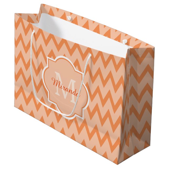 Bolsa De Regalo Grande Naranja de moda Chevron Zigzag Nombre y Monograma (Angulo Anverso)