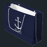 Bolsa De Regalo Grande Nautical Navy Blue Anchor Personalizado Groomsmen<br><div class="desc">Nautical Personalized Groomsmen Gift Este diseño presenta ancla blanca y el nombre personalizado del groomsman con título en blanco clásico estilo de letra serif sobre fondo azul marino. También perfecto para el mejor hombre,  padre de la novia y más.</div>