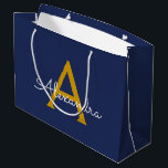 Bolsa De Regalo Grande Navy Blue Gold Modern Script Girly Monograma Nombr<br><div class="desc">Bolsa de regalo de Monograma de Navy Blue y Gold Simple Script. Esto hace que el dulce perfecto cumpleaños 16,  boda,  ducha de novia,  aniversario,  ducha de bebé o bolso de regalo de la fiesta de soltera para alguien que ama el lujo glam y los estilos de moda.</div>