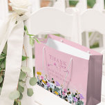 Bolsa De Regalo Grande Niña Flor Jardín de flores silvestres Rosa Gracias<br><div class="desc">Bolso de regalo personalizado de boda de flores silvestres para tu chica de flores - o edite para dama de honor o alguien más en tu fiesta de boda. El diseño tiene un borde floral de flores silvestres de color lila rosa amarillo y azul y se sitúa sobre un fondo...</div>