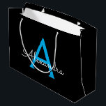 Bolsa De Regalo Grande Nombra de monograma de guión azul negro<br><div class="desc">Bolsa de regalo de Monograma de Guión Simple Negro y Azul. Esto hace que el dulce perfecto cumpleaños 16,  boda,  ducha de novia,  aniversario,  ducha de bebé o bolso de regalo de la fiesta de soltera para alguien que ama el lujo glam y los estilos de moda.</div>