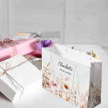 Bolsa De Regalo Grande Nombre de la dama de honor beige rosa de las flore<br><div class="desc">Fondo blanco,  decorado con flores silvestres de color rosa y beige. Personalice y agregue el nombre de su dama de honor.</div>