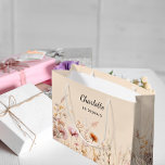 Bolsa De Regalo Grande Nombre de la dama de honor beige rosa de las flore<br><div class="desc">Color rosa,  crema en el fondo,  adornado con flores silvestres de color rosa y beige. Personalice y agregue el nombre de su dama de honor.</div>