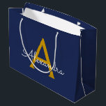 Bolsa De Regalo Grande Nombre de monograma femenino con escritura moderna<br><div class="desc">Bolsa de regalo con monograma de escritura simple en azul marino y oro. Esto hace la bolsa de regalo perfecta para cumpleaños de 16 años,  boda,  despedida de soltera,  aniversario,  baby shower o fiesta de soltera para alguien que ama el lujo y los estilos chic y glamorosos.</div>