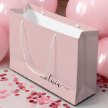 Bolsa De Regalo Grande Nombre del Monograma Rubor Black Modern Script Gir<br><div class="desc">Bolsa de regalo de Monograma de Guión Simple Negro y Rubor Rosa. Esto hace que el dulce perfecto cumpleaños 16,  boda,  ducha de novia,  aniversario,  ducha de bebé o bolso de regalo de la fiesta de soltera para alguien que ama el lujo glam y los estilos de moda.</div>