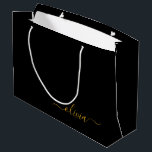 Bolsa De Regalo Grande Oro Negro Nombre Monograma Moderno Script Femenino<br><div class="desc">Bolsa de regalo de monograma de escritura simple negra y dorada. Esto hace que la bolsa de regalo perfecta para cumpleaños 16,  boda,  despedida de soltera,  aniversario,  baby shower o fiesta de soltera para alguien que ama el lujo glamoroso y los estilos chic.</div>