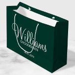 Bolsa De Regalo Grande Padrino Personalizado Verde Esmeralda Moderno<br><div class="desc">Regalos Personalizados para Padrinos con el nombre del padrino personalizado en fuente de estilo script moderno en blanco con título y fecha de boda en fuente sans serif moderna sobre fondo verde esmeralda. También perfecto para el mejor hombre, padre de la novia, dama de honor, madrina de honor, madre de...</div>